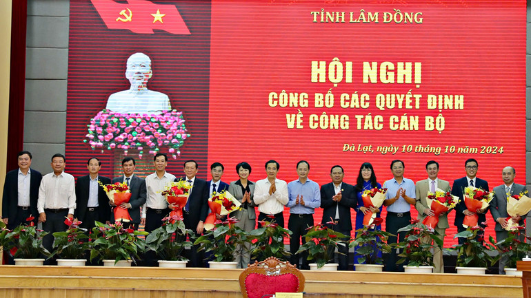 Các đại biểu chúc mừng các cán bộ được điều động, bổ nhiệm.