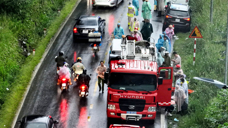 Lực lượng chức năng triển khai công tác cứu hộ, cứu nạn.