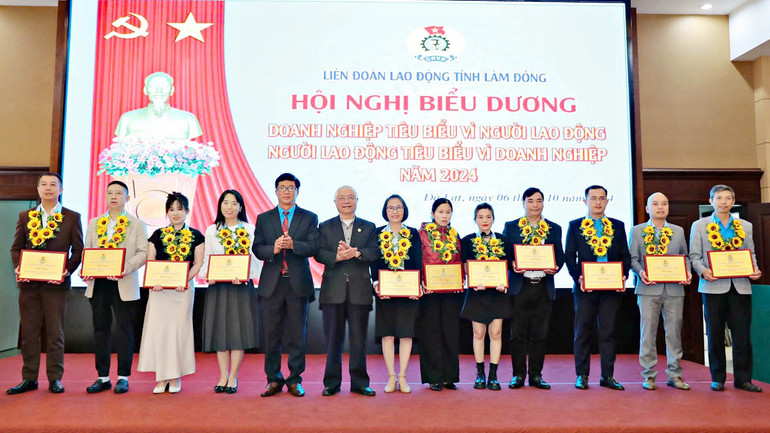 Ban tổ chức biểu dương các "doanh nghiệp tiêu biểu vì người lao động" năm 2024.