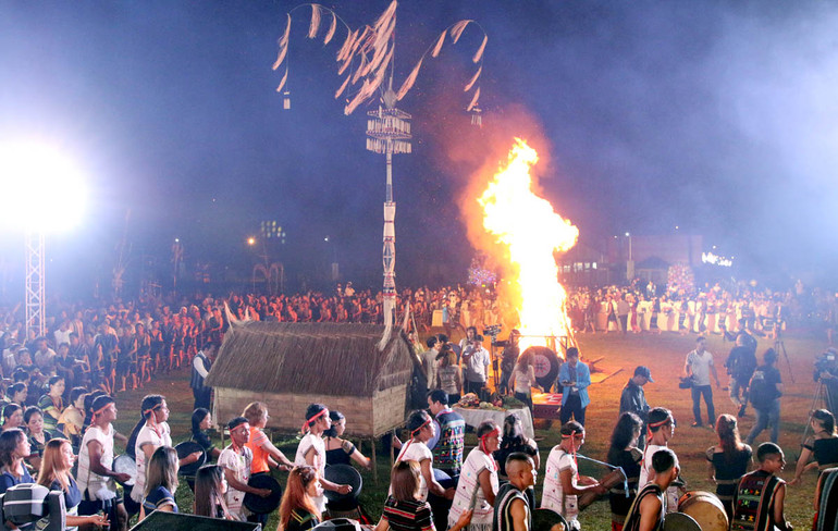 Màn đại hòa tấu cồng chiêng của 12 đoàn nghệ nhân tham gia ngày hội.