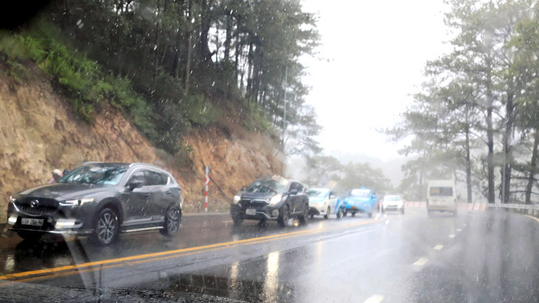 Thời điểm xảy ra sự cố sạt trượt trên đèo Prenn, khu vực Đà Lạt có mưa khá lớn. Thời điểm xảy ra sự cố sạt trượt trên đèo Prenn, khu vực Đà Lạt có mưa khá lớn.