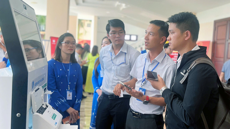 VNPT Lâm Đồng giới thiệu ki-ốt dịch vụ công tự động tại địa phương.