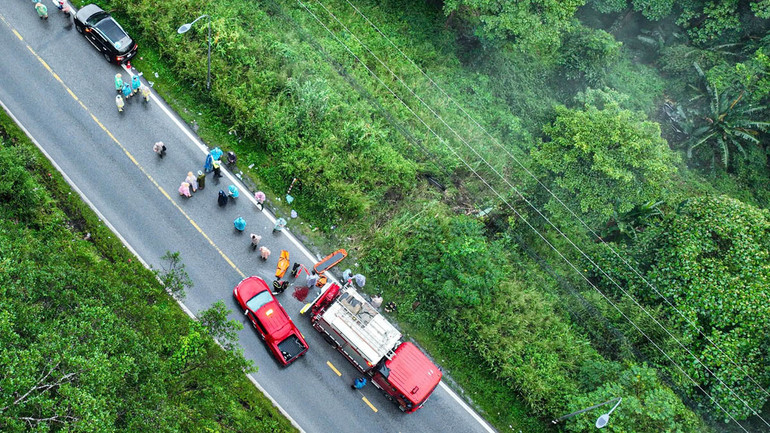Xe con rơi vực sâu trên đèo Bảo Lộc, phía chiều lưu thông từ Thành phố Hồ Chí Minh đi Đà Lạt.