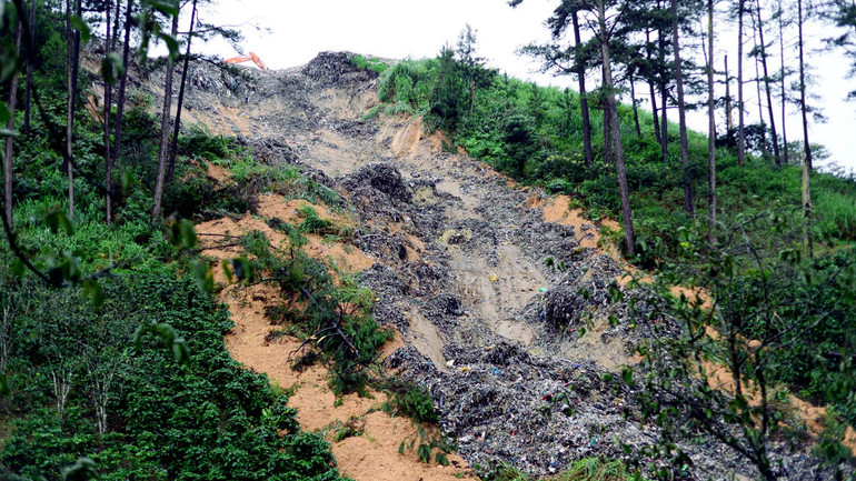 Lượng lớn rác thải trượt xuống vườn cà-phê của người dân.