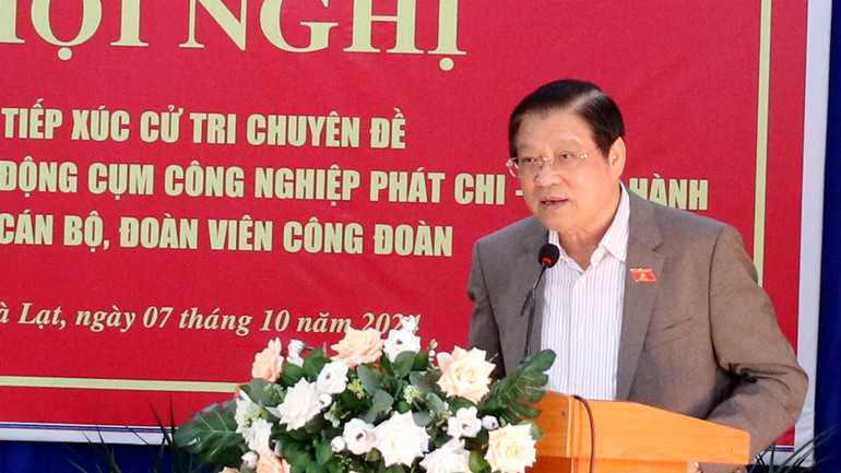 Đồng chí Phan Đình Trạc phát biểu ý kiến tại buổi tiếp xúc cử tri.