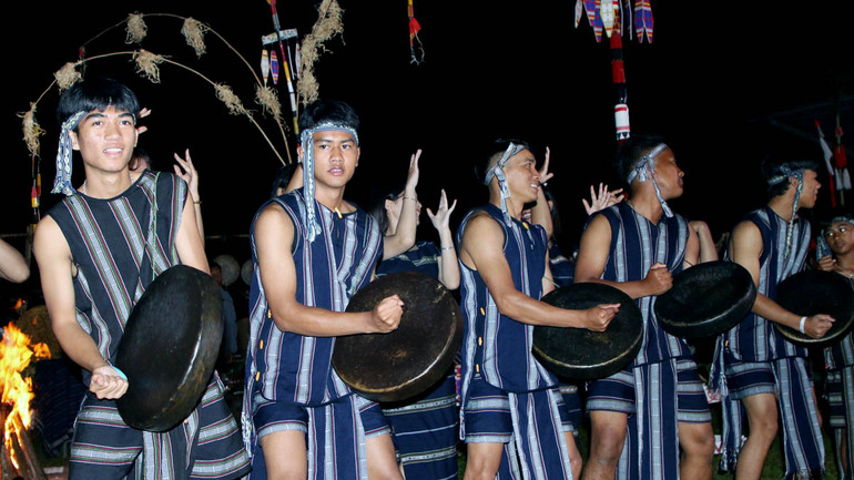 Nhịp chiêng trong đêm khai hội.