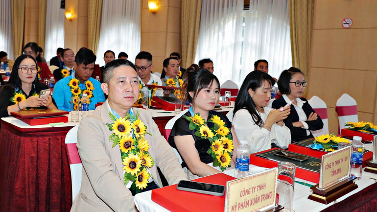 Đại diện các doanh nghiệp được biểu dương tại hội nghị.