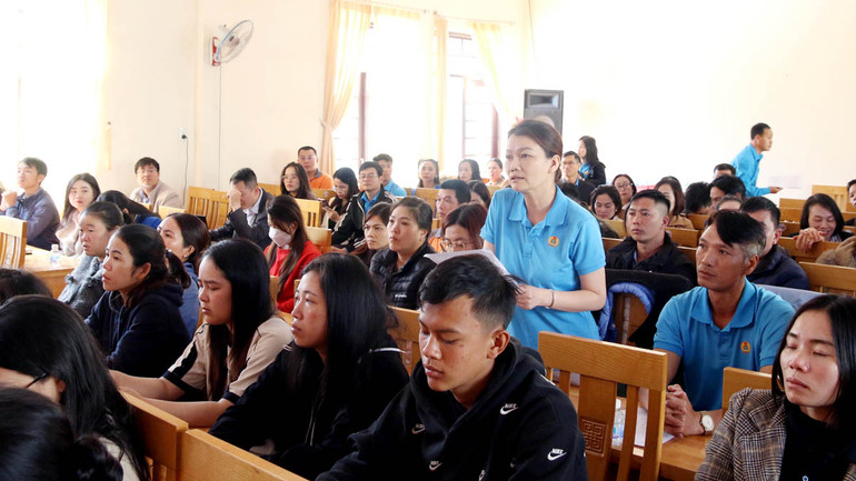 Cử tri phát biểu ý kiến kiến nghị tại buổi tiếp xúc.