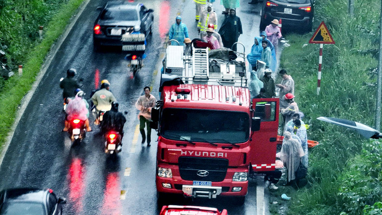 Lực lượng chức năng triển khai công tác cứu hộ cứu nạn.