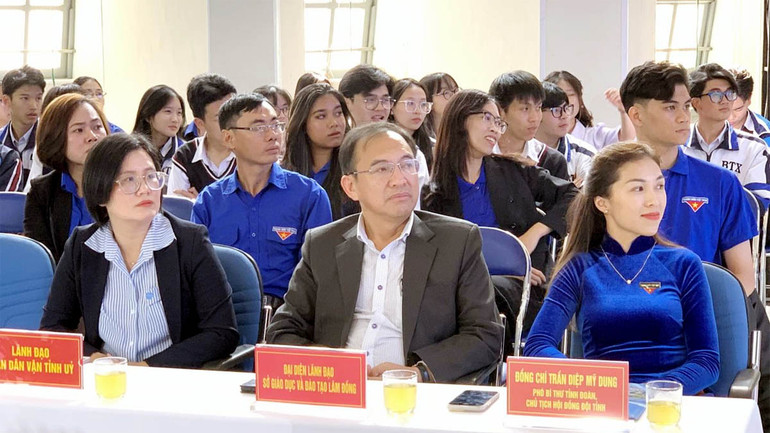 Đại biểu tham dự tọa đàm.