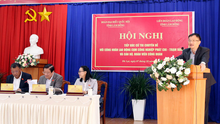 Chủ tịch Ủy ban nhân dân thành phố Đà Lạt Đặng Quang Tú giải trình kiến nghị của cử tri.