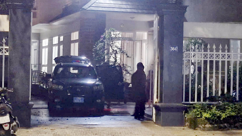 Sau khi hoàn tất việc khám xét, xe công vụ đưa ông Thành rời khỏi nhà.