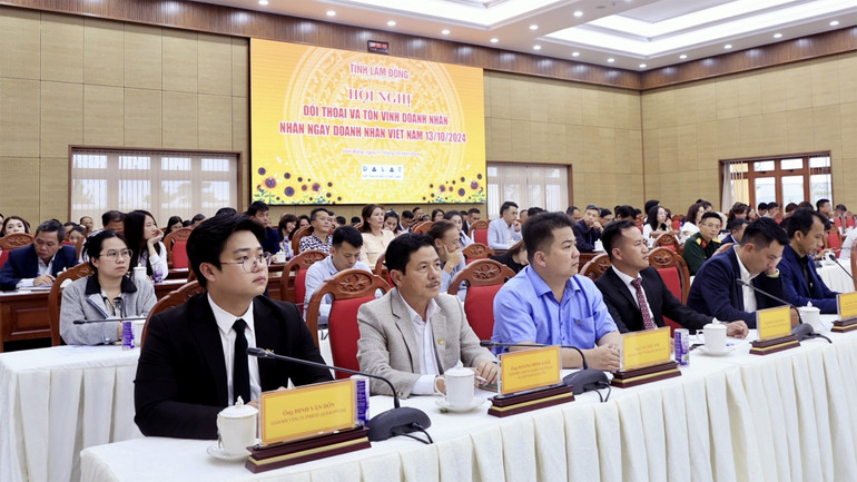 Các doanh nhân, đại diện doanh nghiệp tham dự hội nghị.