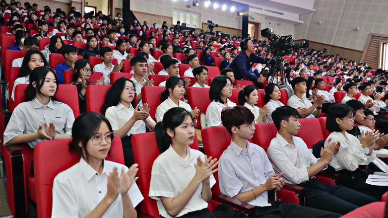 Tân sinh viên các tỉnh Tây Nguyên tham dự chương trình.