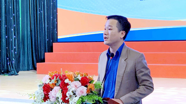 Đoàn viên trình bày ý kiến tại tọa đàm.