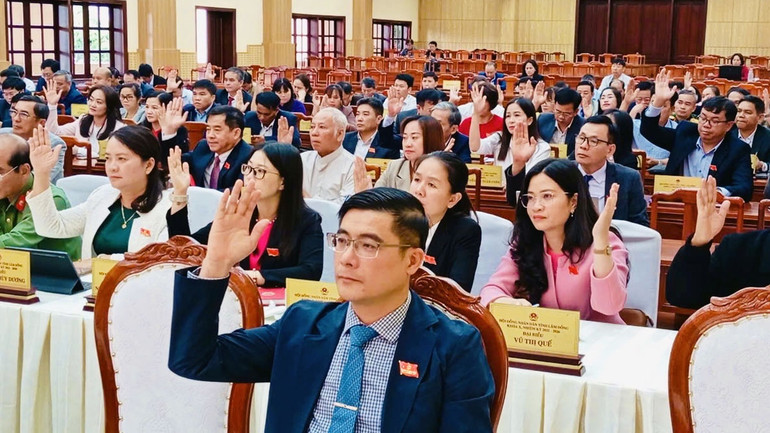 Đại biểu Hội đồng nhân dân tỉnh Lâm Đồng biểu quyết thông qua dự thảo nghị quyết tại kỳ họp.