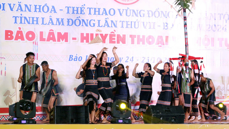 Đêm khai mạc mở đầu bằng đêm hội “Bản sắc Nam Tây Nguyên”.