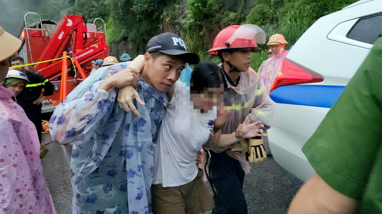 Người phụ nữ được lực lượng cứu hộ đưa lên khỏi vực sâu trong tình trạng tỉnh táo.