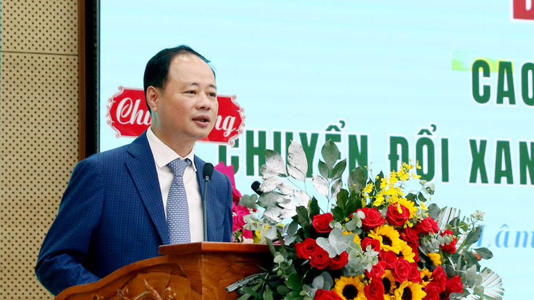 Giáo sư, Tiến sĩ Trần Hồng Thái, Chủ tịch Ủy ban nhân dân tỉnh Lâm Đồng phát biểu ý kiến tại diễn đàn.