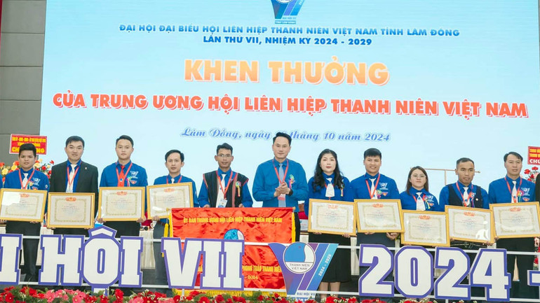 Phó Chủ tịch Thường trực Hội Liên hiệp Thanh niên Việt Nam Nguyễn Kim Quy trao cờ thi đua Trung ương Hội tặng Hội Liên hiệp Thanh niên Việt Nam tỉnh Lâm Đồng và bằng khen tặng các tập thể, cá nhân.