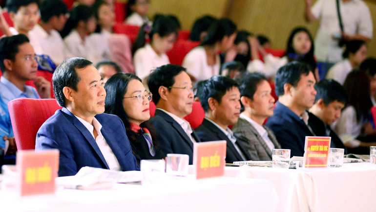 Đại biểu tham dự chương trình.