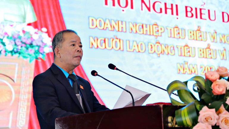 Chủ tịch Liên đoàn Lao động tỉnh Lâm Đồng Hoàng Liên phát biểu khai mạc hội nghị.