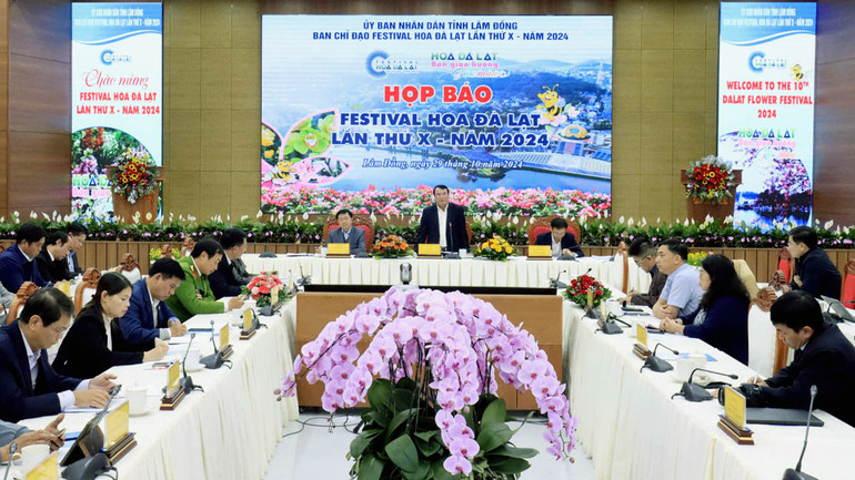Phó Chủ tịch Ủy ban nhân dân tỉnh Lâm Đồng Phạm S thông tin tại họp báo Festival Hoa Đà Lạt lần thứ 10-năm 2024.
