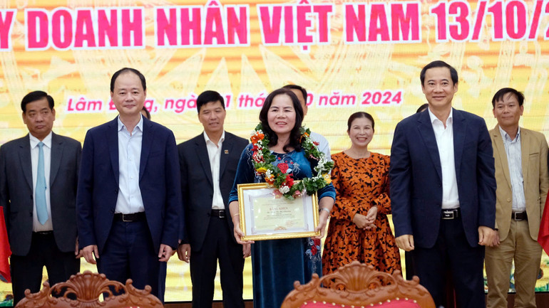 Quyền Bí thư Tỉnh ủy Lâm Đồng Nguyễn Thái Học và Chủ tịch Ủy ban nhân dân tỉnh Trần Hồng Thái tôn vinh các doanh nhân tiêu biểu.