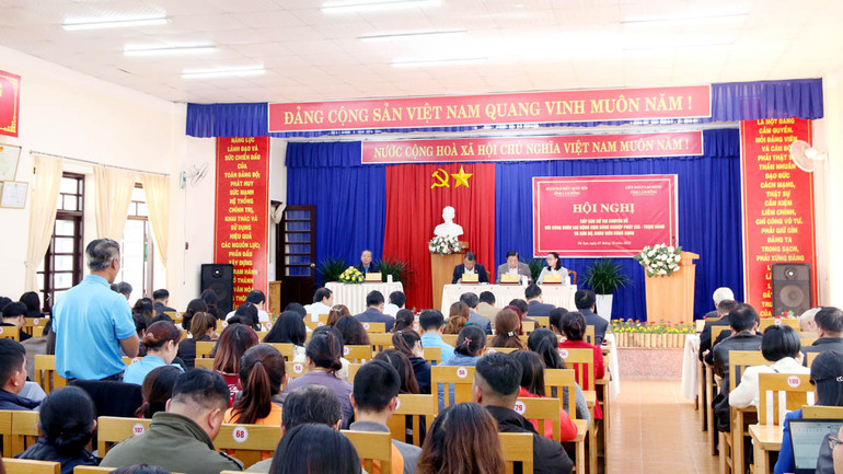 Quang cảnh buổi tiếp xúc cử tri.