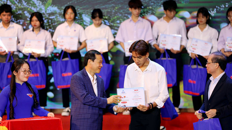 Quyền Bí thư Tỉnh ủy Lâm Đồng trao học bổng "Tiếp sức đến trường" tặng sinh viên có hoàn cảnh khó khăn khu vực Tây Nguyên.