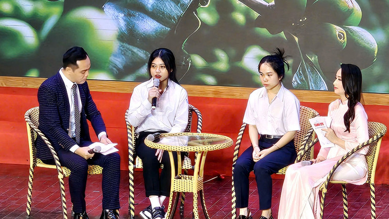 Ka Thẩm đã giành giật sự sống, ráng đánh bại căn bệnh hiểm nghèo để được trở lại giảng đường.