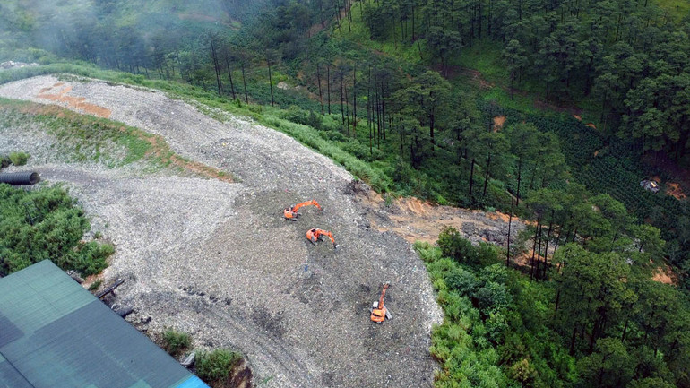 Phía nhà máy huy động máy móc xử lý bớt lượng rác để tránh tình trạng tiếp tục sạt trượt.