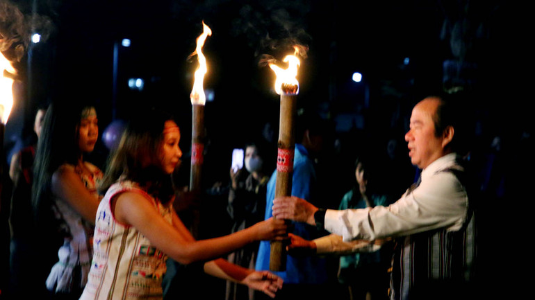 Nghi thức châm lửa khai hội.