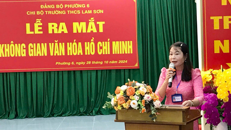 Bí thư chi bộ, Hiệu trưởng Trường Trung học cơ sở Lam Sơn Hoàng Thị Vân Anh phát biểu tại buổi lễ. Bí thư chi bộ, Hiệu trưởng Trường Trung học cơ sở Lam Sơn Hoàng Thị Vân Anh phát biểu tại buổi lễ.