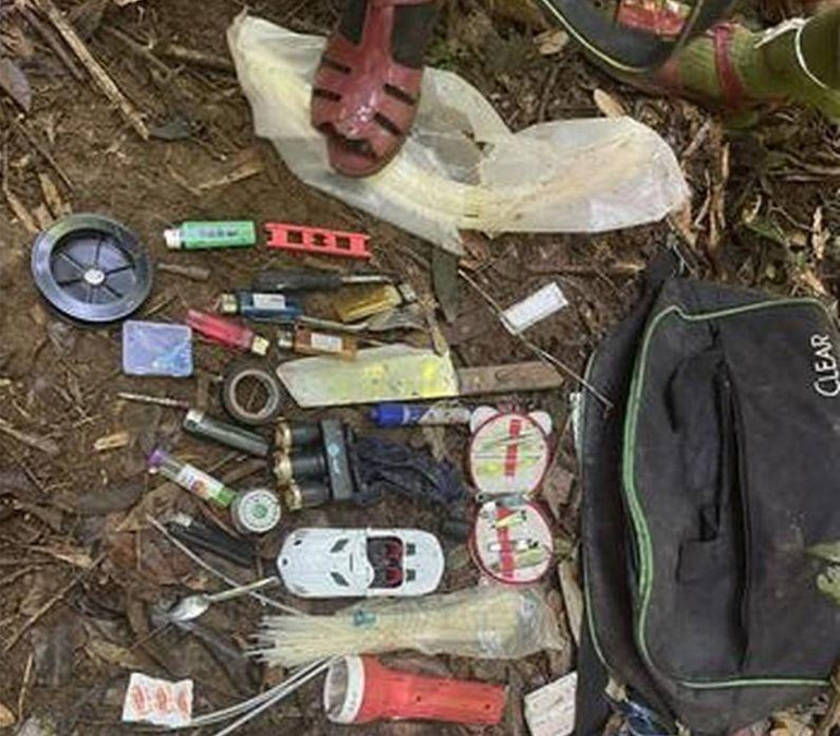 Một số đồ vật tìm thấy tại hiện trường vụ việc phát hiện 2 bộ xương người trong rừng. (Ảnh: TTXVN) Một số đồ vật tìm thấy tại hiện trường vụ việc phát hiện 2 bộ xương người trong rừng. (Ảnh: TTXVN)