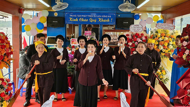 Các thành viên Câu lạc bộ văn nghệ hò sông Mã biểu diễn điệu chèo thuyền.