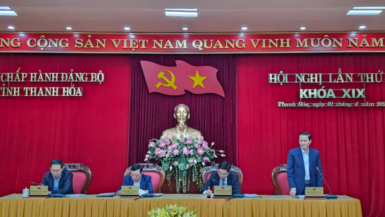 Đoàn chủ tọa điều hành hội nghị.