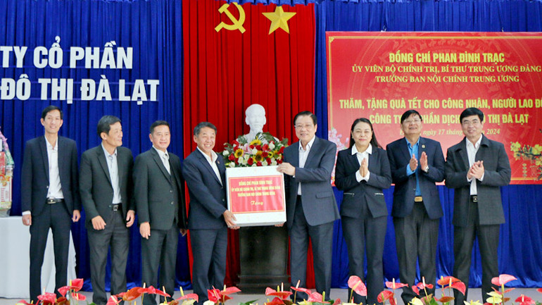 Đồng chí Phan Đình Trạc và đoàn công tác trao quà Tết tặng tập thể Công ty cổ phần dịch vụ đô thị Đà Lạt.