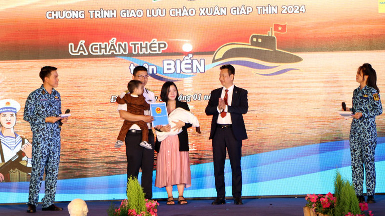 Đại diện Phòng Giáo dục và Đào tạo huyện Đức Trọng trao món quà ý nghĩa là quyết định chuyển công tác cho cô giáo Thủy về dạy học gần nhà. Đại diện Phòng Giáo dục và Đào tạo huyện Đức Trọng trao món quà ý nghĩa là quyết định chuyển công tác cho cô giáo Thủy về dạy học gần nhà.