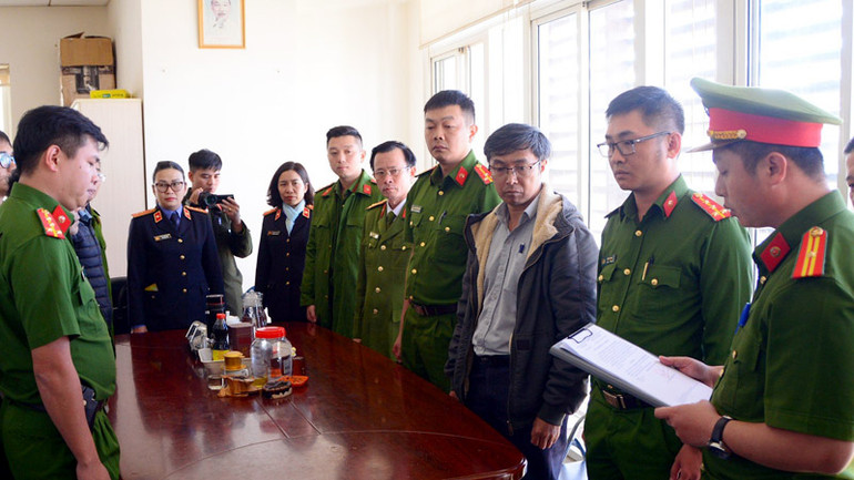 Cơ quan chức năng thực hiện lệnh khởi tố và bắt tạm giam bị can.