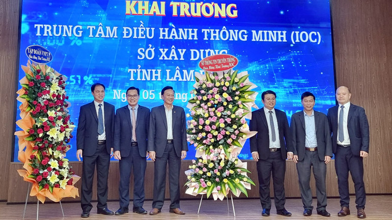 Lãnh đạo sở, ngành chúc mừng khai trương Trung tâm IOC Sở Xây dựng tỉnh Lâm Đồng.