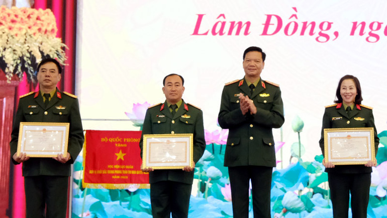 Thiếu tướng Trần Danh Khải, Chính ủy Học viện Lục quân trao bằng khen Bộ Tổng tham mưu và Bộ Quốc phòng tặng các tập thể và cá nhân. Thiếu tướng Trần Danh Khải, Chính ủy Học viện Lục quân trao bằng khen Bộ Tổng tham mưu và Bộ Quốc phòng tặng các tập thể và cá nhân.