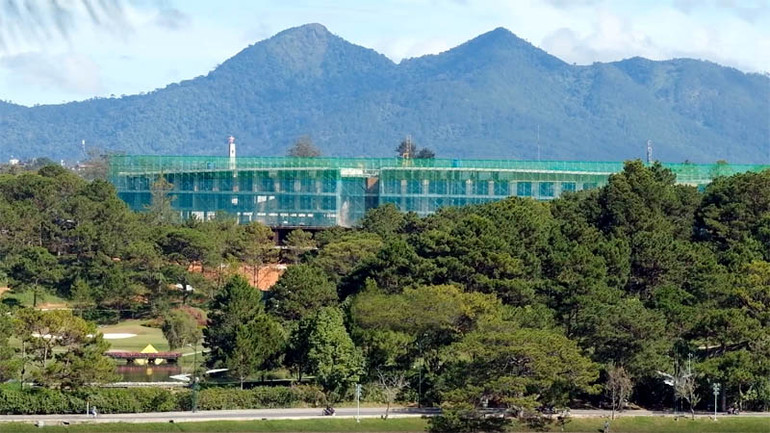 Công trình sai phạm nhìn từ quảng trường Lâm Viên, thành phố Đà Lạt về hướng núi Langbiang.