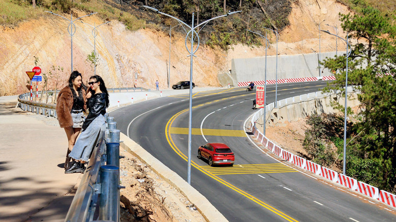 Du khách trải nghiệm tuyến đèo Prenn và chụp hình lưu niệm.