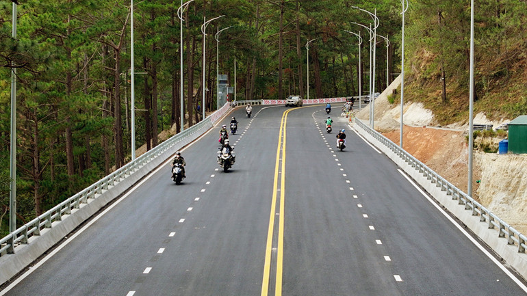 Các phương tiện giao thông (trừ xe tải) lưu thông trên tuyến đèo Prenn tốc độ tối đa không quá 60km/h.