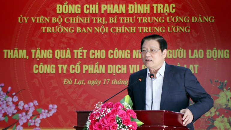 Đồng chí Phan Đình Trạc phát biểu chúc Tết tại Công ty cổ phần dịch vụ đô thị Đà Lạt.