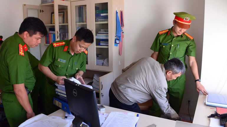 Cơ quan chức năng khám xét nơi làm việc của các bị can.