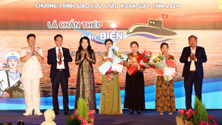 Trao quà Tết tặng thân nhân những chiến sĩ quê Lâm Đồng đang công tác tại Trung đoàn 196. Trao quà Tết tặng thân nhân những chiến sĩ quê Lâm Đồng đang công tác tại Trung đoàn 196.