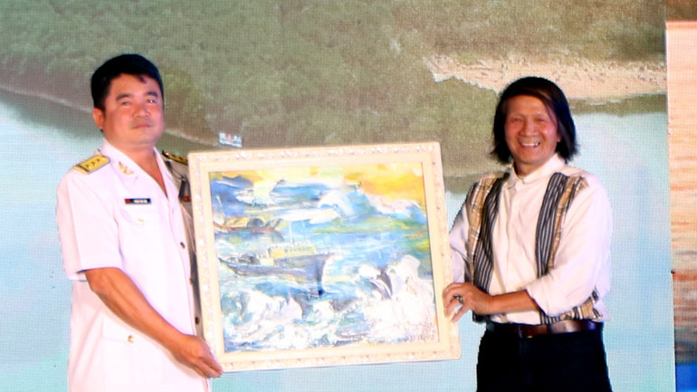 Họa sĩ Vi Quốc Hiệp vẽ trực tiếp vẽ tranh tại sân khấu và trao tặng Trung đoàn 196. Họa sĩ Vi Quốc Hiệp vẽ trực tiếp vẽ tranh tại sân khấu và trao tặng Trung đoàn 196.