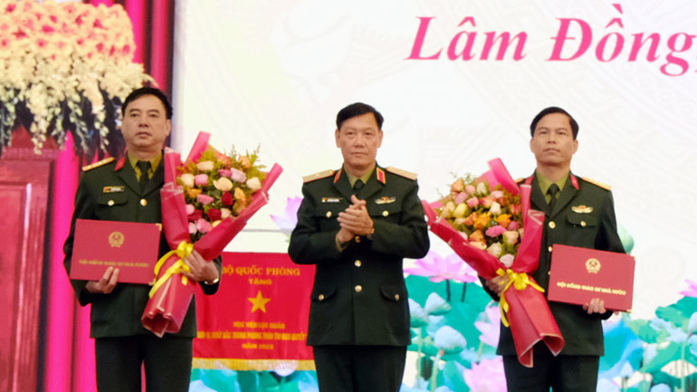 Thiếu tướng Đỗ Minh Xương trao quyết định chức danh Phó Giáo sư cho Đại tá Nguyễn Văn Hậu và Đại tá Dương Văn Thiên. Thiếu tướng Đỗ Minh Xương trao quyết định chức danh Phó Giáo sư cho Đại tá Nguyễn Văn Hậu và Đại tá Dương Văn Thiên.